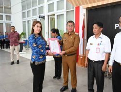 Yosef Lede Serahkan SK Kenaikan Pangkat Bagi 120 PNS Dilingkup Pemerintah Kabupaten Kupang