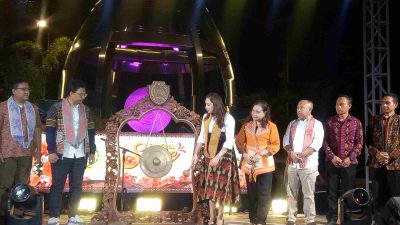 Serena Francis Ajak Warga Kota Kupang Bangga dengan Motif Tenun Sepe
