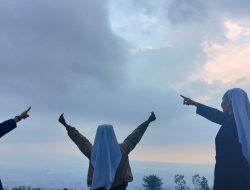 Senandung Senja dari Balik Kerudung