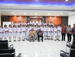 Bupati Kupang Serahkan Sertifikat Paskibra Kabupaten Kupang 2025