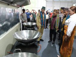 Pantau Pelaksanaan Program Strategis Nasional di Daerah, Wakil Gubernur Johni Asadoma Kunjungi Dua SPPG di Manggarai