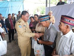 Wakil Gubernur Johni Asadoma Serahkan 250 Paket Sembako ke Kampung Redong, Kabupaten Manggarai