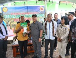 Bupati Kupang Turun ke Sawah: Tanam Jagung Perdana Sekaligus Serahkan Bibit dan Pupuk