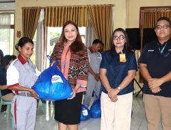 Pembagian 40 Paket Sembako untuk Cleaning Service oleh Wakil Wali Kota Kupang dan Bank Mandiri Taspen Kupang