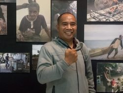 Kreativitas Mahasiswa Ilmu Komunikasi UNDANA Hadir dalam Pameran “Di Balik Kokoh”