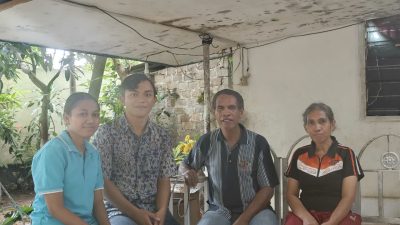 Anak ke-4 dan ke-9 dari Almarhum berpose bersama dua mahasiswa dari Radio Tirilolok