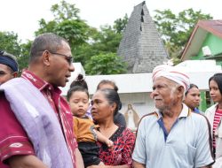 Kunjungi TBM Sion Waikabubak, Wagub Johni Asadoma Dorong Penguatan Literasi Sejak Dini