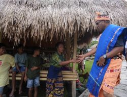 Tinjau Kampung Adat Waru Wora yang Terbakar, Wagub Johni Asadoma Serahkan Bantuan dan Dorong Pembangunan Kembali