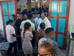 RD Leo Mali Sapa Umat Usai Misa Paskah di Kapela Bello Kupang