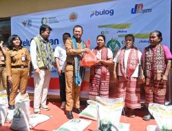 Serahkan Bantuan Pangan, Bupati Kupang Dorong Masyarakat Tingkatkan Produktivitas Pertanian