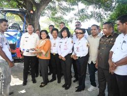 Bupati Kupang Bersama Anggota DPRD Serahkan Alsintan kepada Kelompok Tani