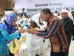 Wakil Gubernur Johni Asadoma Lepas Jemaah Haji Asal NTT Kloter 80 dan 81 Embarkasi Surabaya