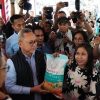 Menteri Koordinator Bidang Pangan Bagikan 1.000 Paket Sembako untuk Jemaat GBI di Kota Kupang