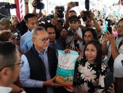 Menteri Koordinator Bidang Pangan Bagikan 1.000 Paket Sembako untuk Jemaat GBI di Kota Kupang