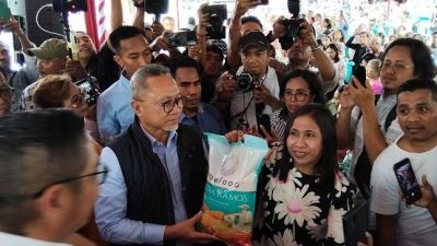 Menteri Koordinator Bidang Pangan Bagikan 1.000 Paket Sembako untuk Jemaat GBI di Kota Kupang