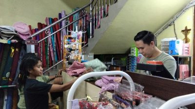 Penjualan Seragam Sekolah Meningkat, EDC Bank NTT Permudah Transaksi di Pasar Murah