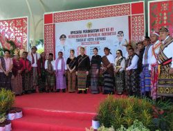 dr. Christian Widodo dan Serena Francis Kenakan Pakaian Adat Flores sebagai Bentuk Solidaritas Korban Bencana
