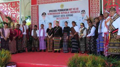dr. Christian Widodo dan Serena Francis Kenakan Pakaian Adat Flores sebagai Bentuk Solidaritas Korban Bencana