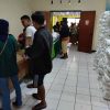 Bantuan Beras 30 Kilogram Disambut Sukacita Warga Kurang Mampu di Oesapa