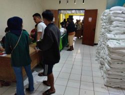 Bantuan Beras 30 Kilogram Disambut Sukacita Warga Kurang Mampu di Oesapa