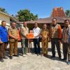 Wagub NTT Johni Asadoma Serahkan Bantuan di Kabupaten Ende