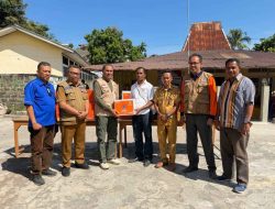 Wagub NTT Johni Asadoma Serahkan Bantuan di Kabupaten Ende