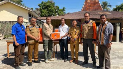 Wagub NTT Johni Asadoma Serahkan Bantuan di Kabupaten Ende