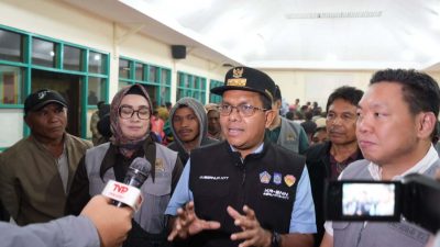 Malam di Poka, Gubernur Melki Serahkan Bantuan untuk Warga Terdampak Gempa