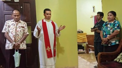 Umat KUB Santa Maria Virgo Disapa Gembala dari Rumah ke Rumah