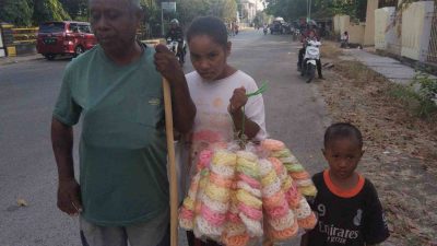 Dari Kemoceng ke Kerupuk, Ale dan Maria Goreti Bertahan Menopang Hidup