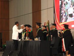 Hadiri Wisuda UCB Tahun Akademik 2025/2026,  Wagub Johni Asadoma: Kesuksesan Hanya Dimiliki oleh Mereka yang Tidak Pernah Menyerah dan Disiplin