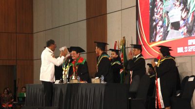 Hadiri Wisuda UCB Tahun Akademik 2025/2026,  Wagub Johni Asadoma: Kesuksesan Hanya Dimiliki oleh Mereka yang Tidak Pernah Menyerah dan Disiplin