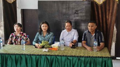 ‎Wakil Bupati Kupang Salurkan Bantuan Kursi Bagi 5 Posyandu