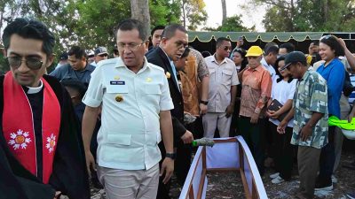 Bupati Kupang Letakkan Batu Pertama Pembangunan Patung Kristus di Pulau Semau