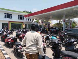 Antrean BBM Mengular di SPBU Oebobo, Warga Kota Kupang Keluhkan Sulitnya Mendapatkan Bensin