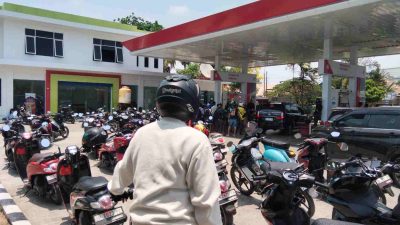 Antrean BBM Mengular di SPBU Oebobo, Warga Kota Kupang Keluhkan Sulitnya Mendapatkan Bensin