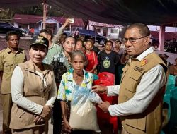 Pastikan Korban Gempa Tertangani, Wagub Johni Tinjau Desa Terdampak di Sumba Barat Daya dan Serahkan Bantuan